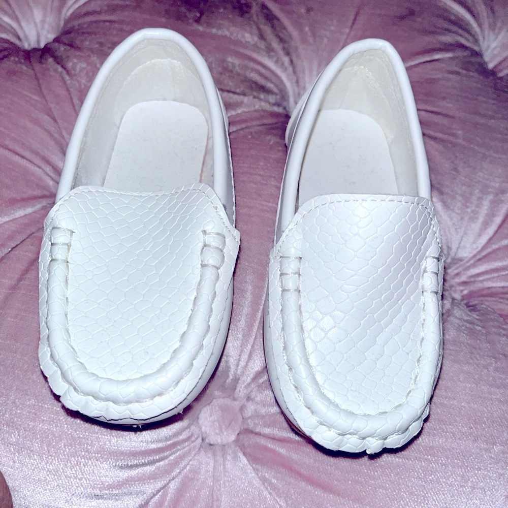 Toddler faux snakeskin dress shoes Size 8c White. Worn once, very good condition